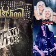 Der musikalische text INVISIBLE KILLER von GIRLSCHOOL ist auch in dem Album vorhanden Wtfortyfive? (2023)