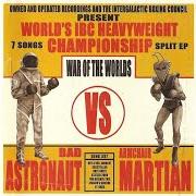 Der musikalische text NOT A DULL MOMENT von ARMCHAIR MARTIAN ist auch in dem Album vorhanden War of the worlds (bad astronaut/armchair martian) split (2001)