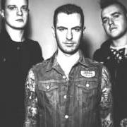 Der musikalische text GONE TO SEE THE WORLD von KOFFIN KATS ist auch in dem Album vorhanden Born of the motor (2013)