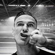 Der musikalische text LIFE IS BEAUTIFUL von BRYAN ADAMS ist auch in dem Album vorhanden Roll with the punches (2025)