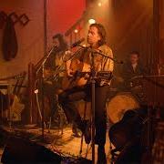 Der musikalische text POCKET FULL OF RAIN von THE PAPER KITES ist auch in dem Album vorhanden At the roadhouse (2023)